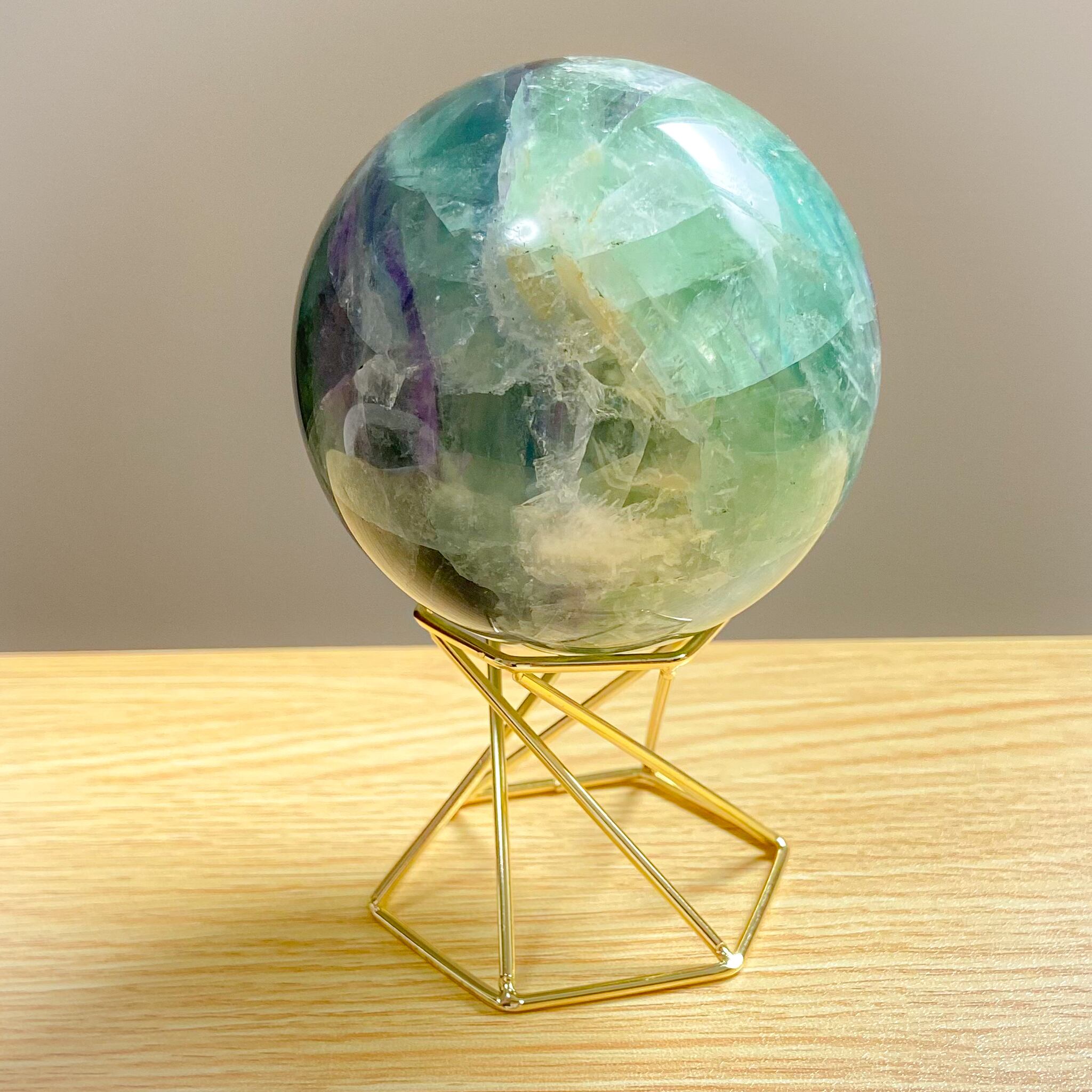 グリーンエンジェルフェザーフローライトスフィア虹入り 約9センチ 1264g グリーンエンジェルフェザーフローライトスフィア虹入り 約9センチ