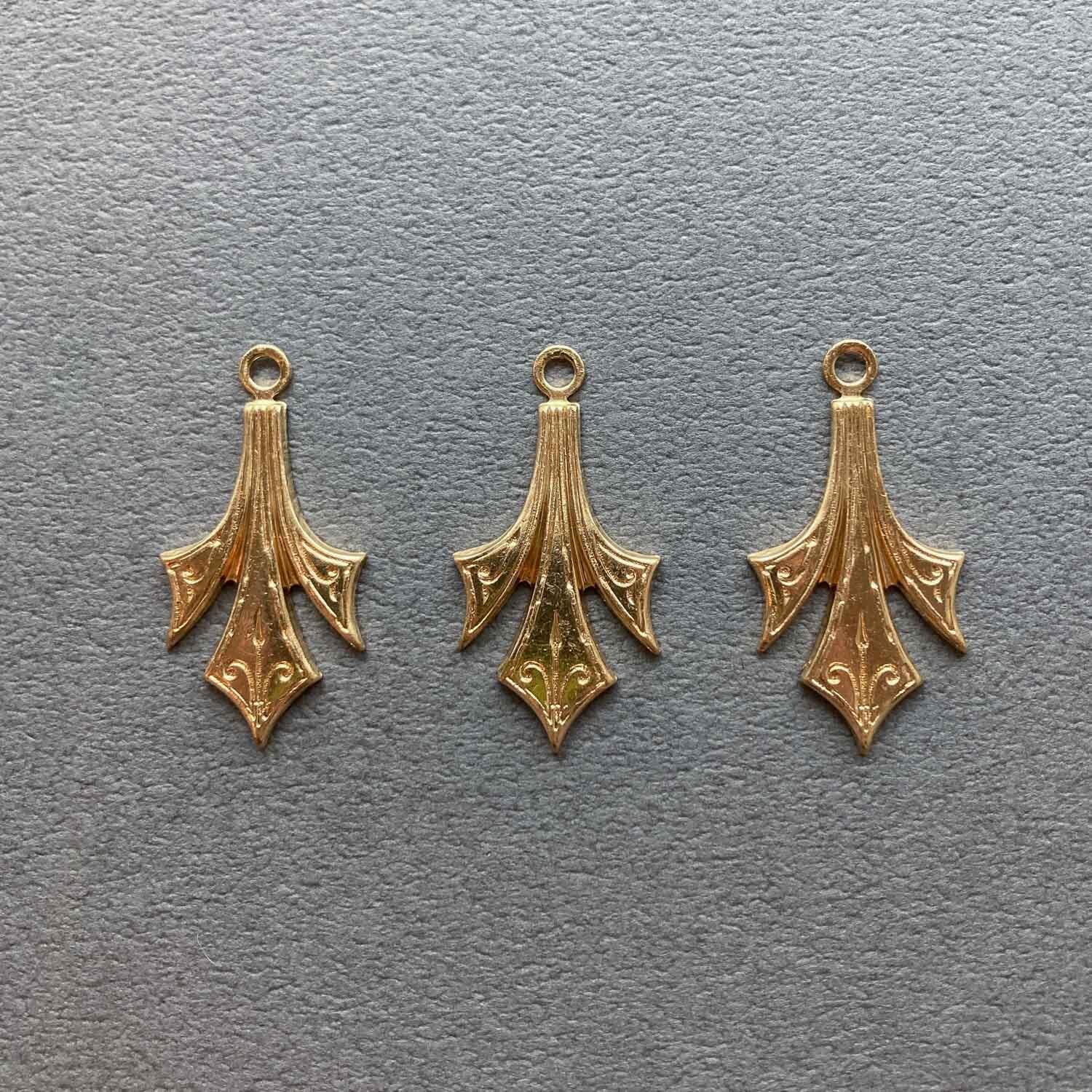 最終入荷〉USA真鍮 3又剣風チャーム | Dua-アクセサリーパーツショップ