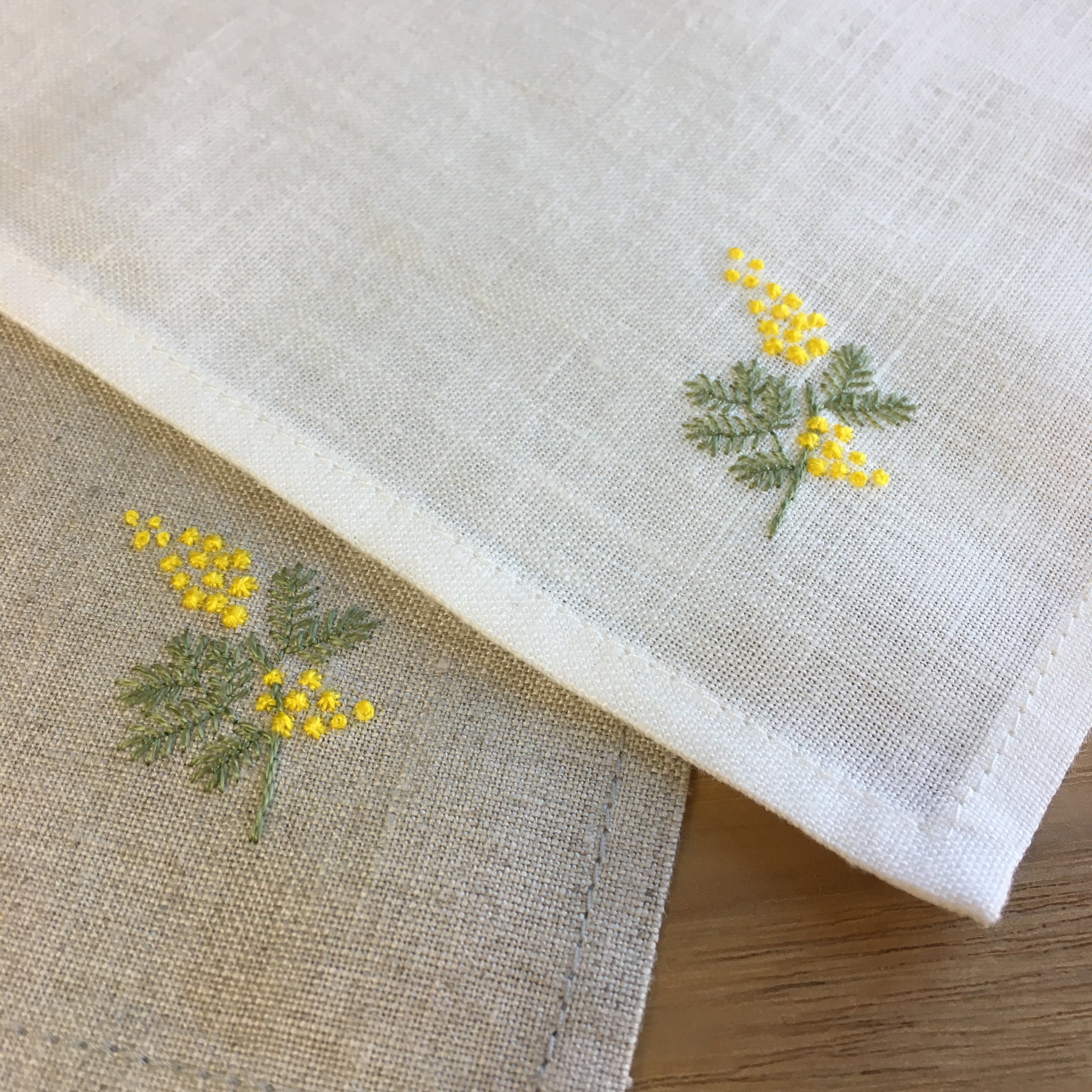 繊細顔のミモザ｜ソフトリネンの手刺繍ハンカチ（選べる布色・サイズ