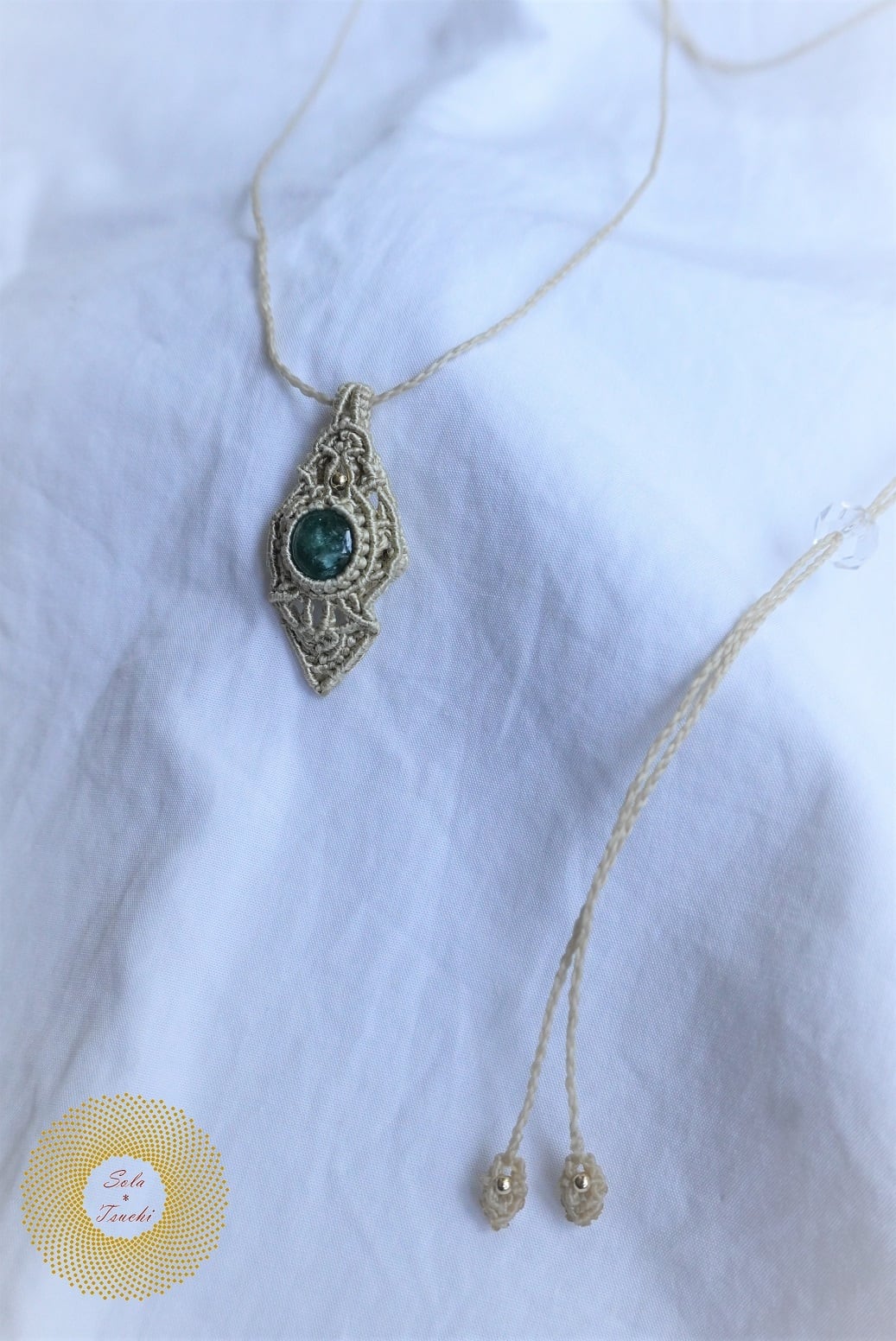 絹糸＋ワックスコード）フックサイトのマクラメ編みペンダント