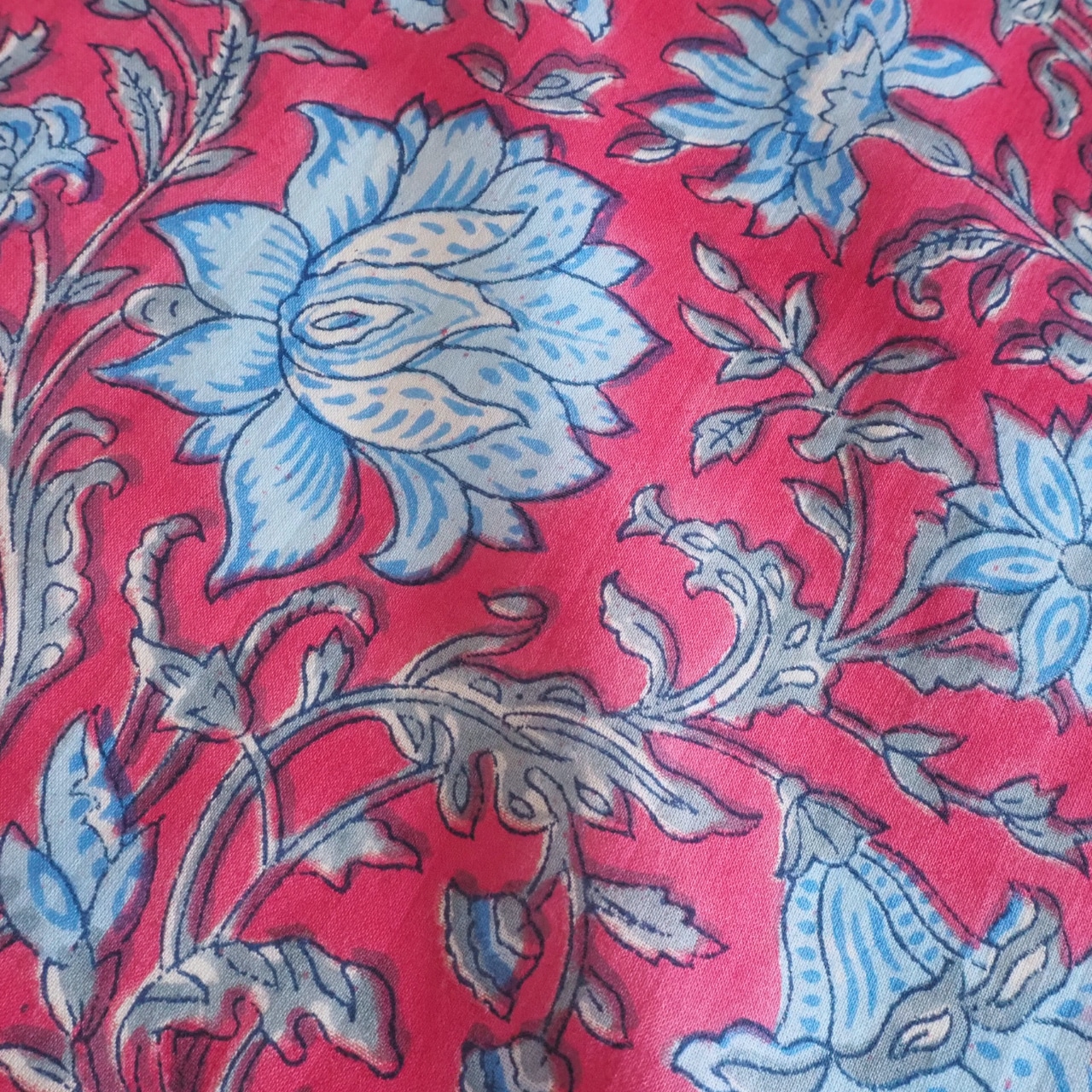 ブロックプリント生地【50cm単位】インド綿 片耳デザイン付き 花柄 白×赤×水色 #55223-RD1