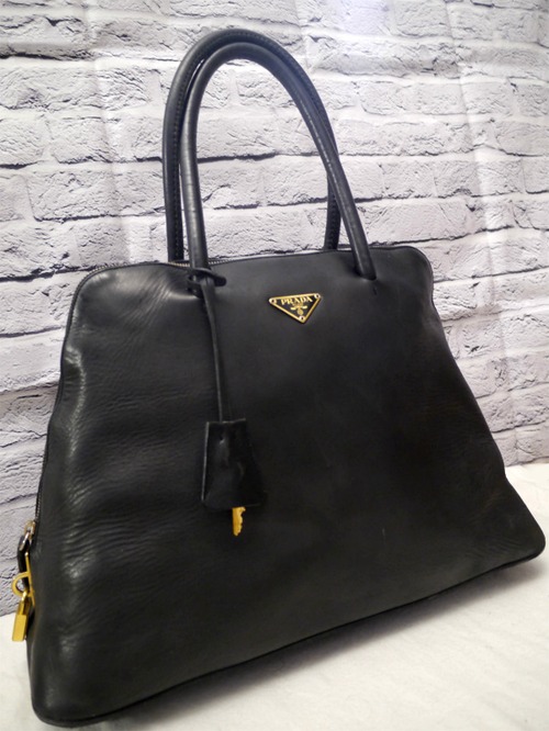 レア◆PRADA プラダ タブレット対応 ビジネス可 パドロックデザイン ミニボストン型 レザー トート ハンド バッグ 黒ｘ金◆ 使い勝手抜群♪