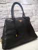 レア◆PRADA プラダ タブレット対応 ビジネス可 パドロックデザイン ミニボストン型 レザー トート ハンド バッグ 黒ｘ金◆ 使い勝手抜群♪