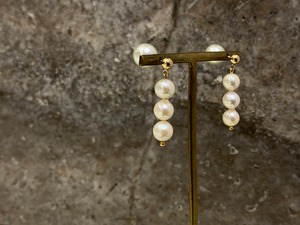 豪華だ♡アコヤ真珠3粒スタイリッシュピアス