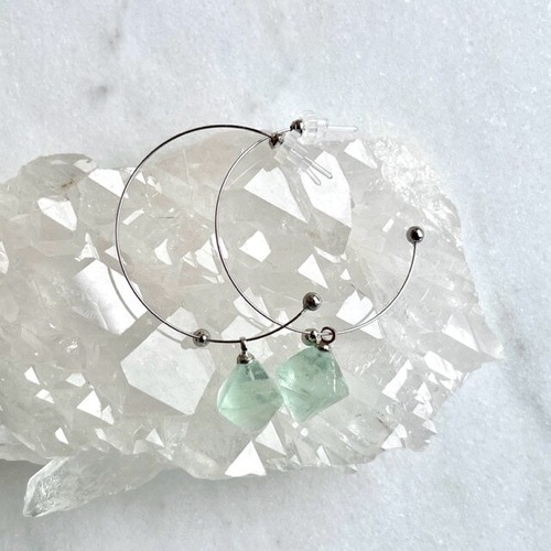 【美石】グリーン　フローライト　八面体　原石　ピアス（半フープ　デザイン）　4841