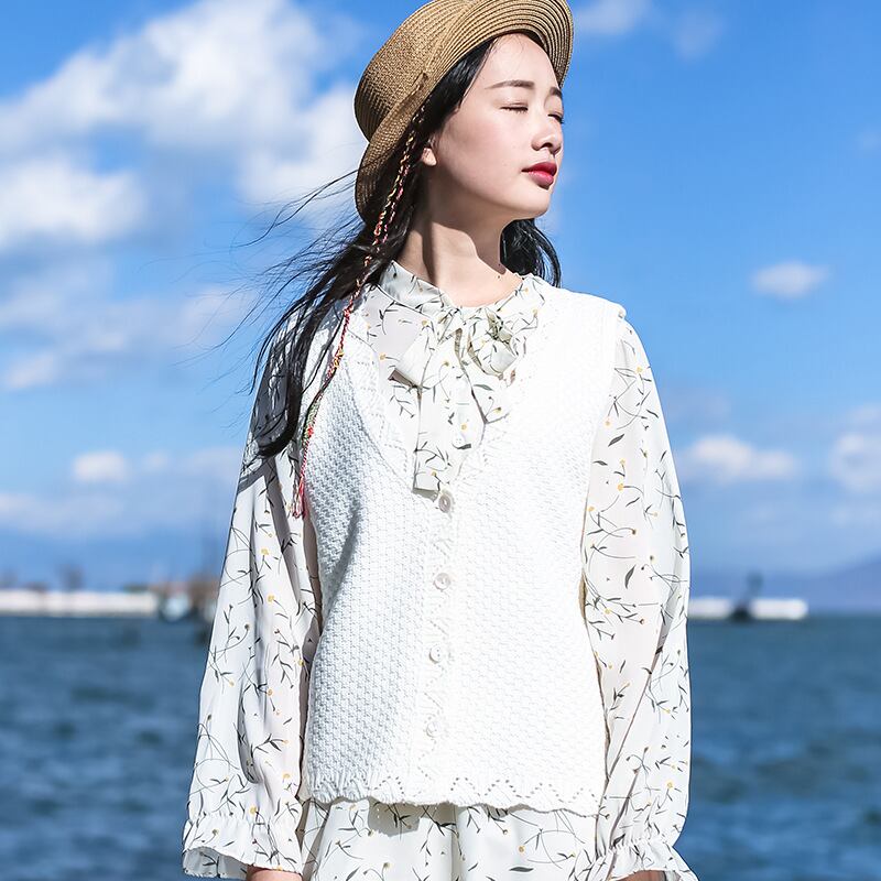 落ち着いた色合いのジレ