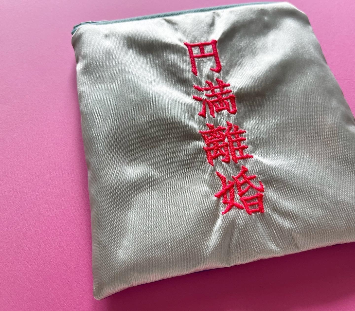 キッチュ ママの気まぐれ刺繍ポーチ | dou dou