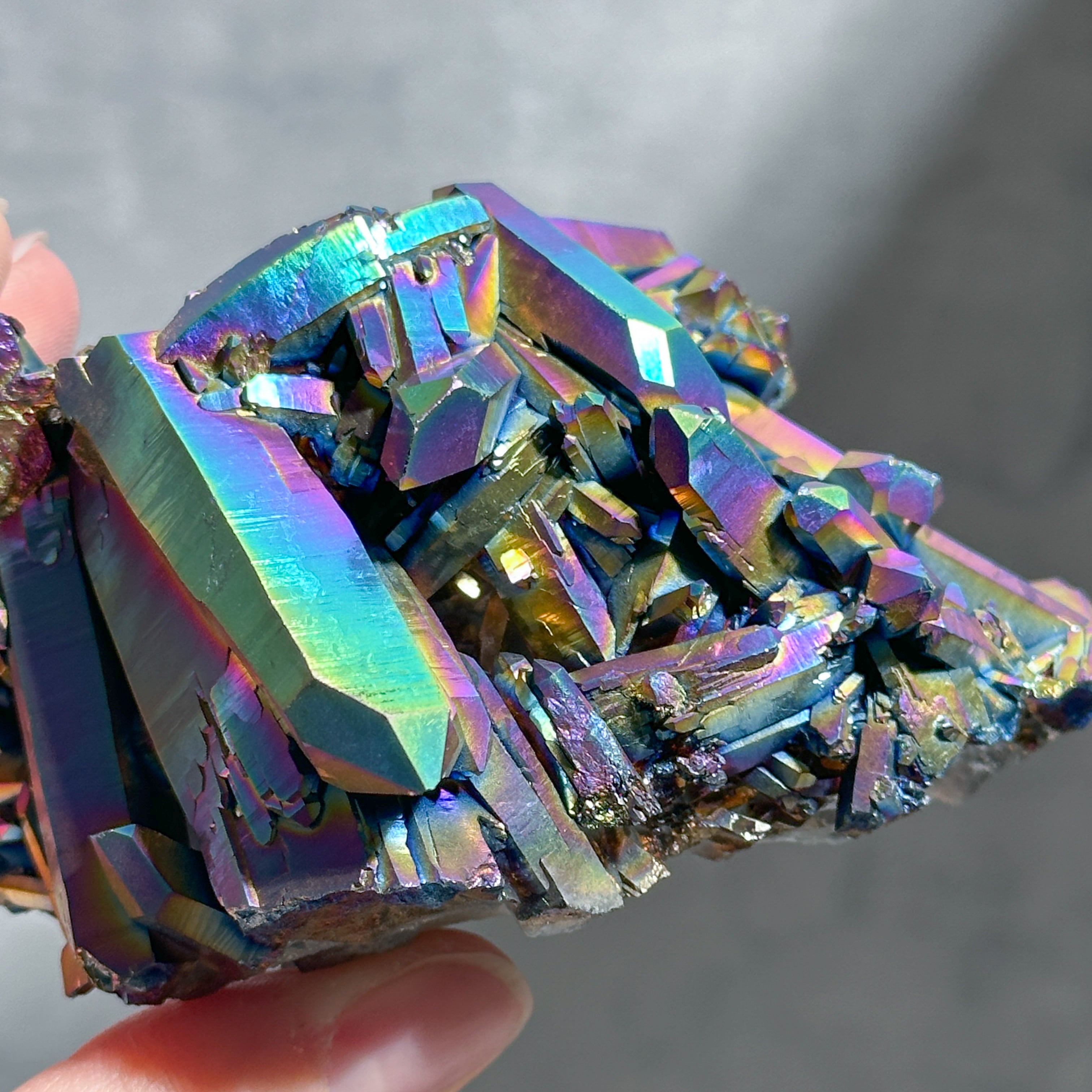 宇宙的なレインボーの輝きチタンオーラクォーツ クラスター22