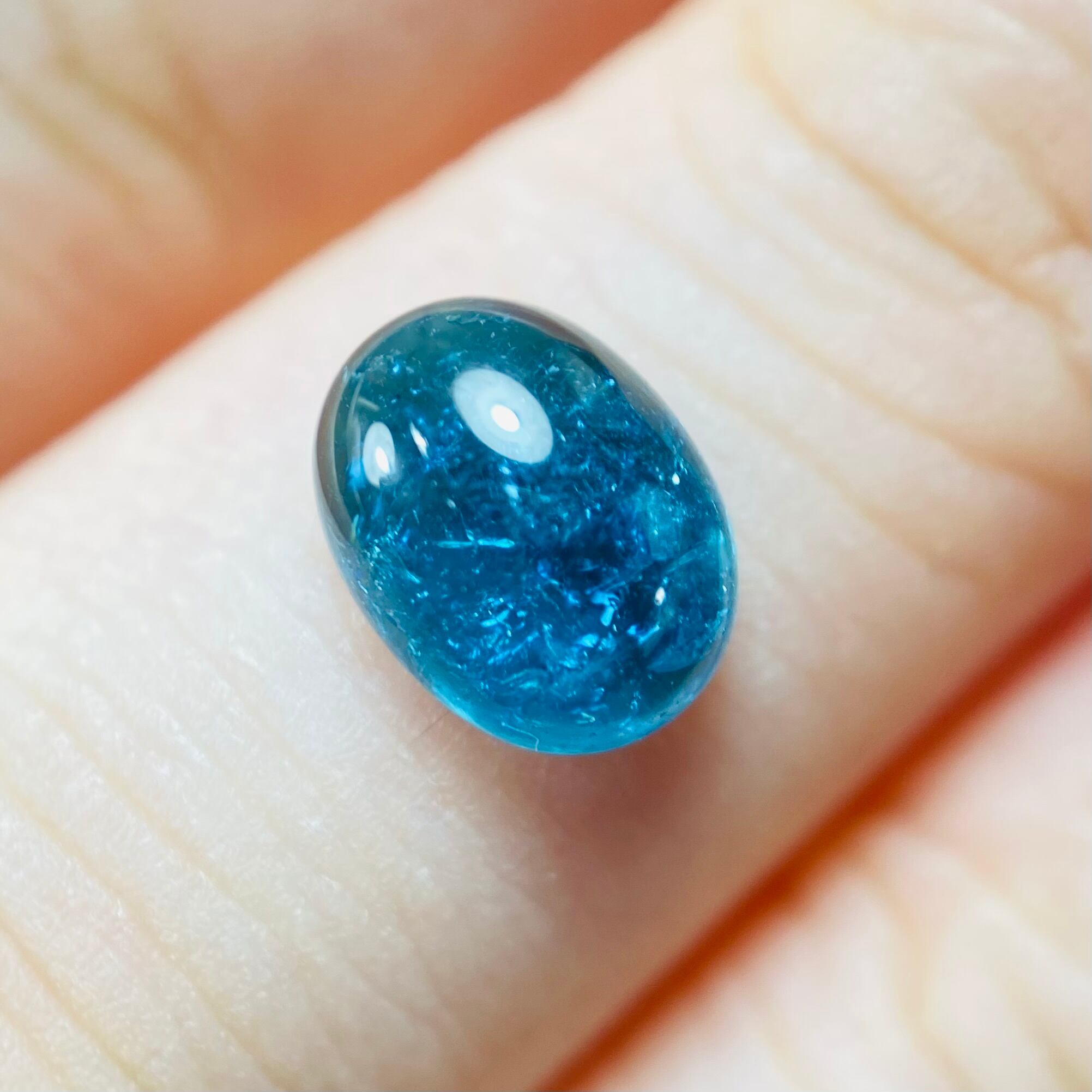 魚戯れる海　イリデッセンス入りブルートルマリン