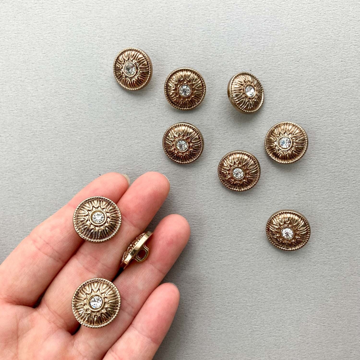再入荷〉ビジュー付つぼみ模様ゴールドボタン（18mm） | Dua