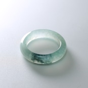 【12号】透明の中にふわっとワンポイントグリーンが！ くり抜き 甲丸リング A貨翡翠 jd_rg1730