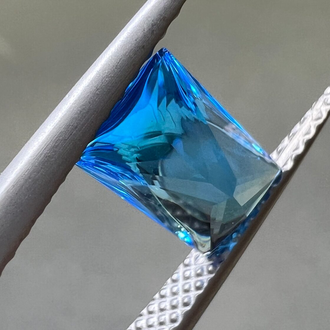 プルプルバフトップカット！スイスブルートパーズ 4.23ct 11.70mm×6.73 