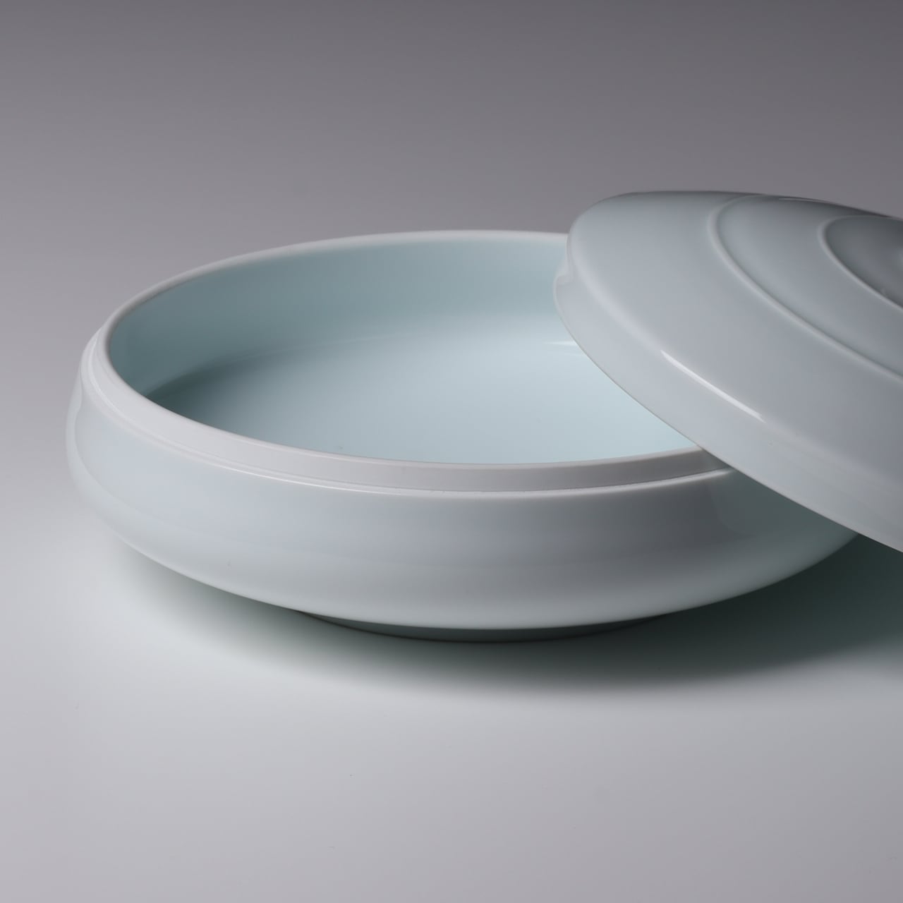 0205 白磁千段蓋物