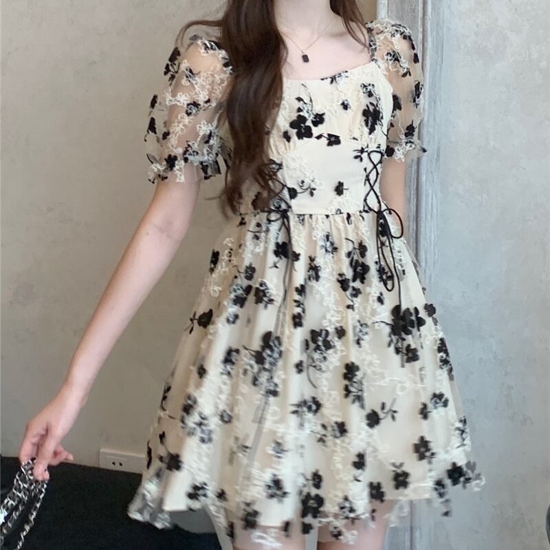 ワンピース レディース ミニ ショート丈 半袖 リボン バイカラー レース 透け感 チュール スクエアネック かわいい 大人可愛い きれいめ カジュアル エレガント 清楚 フェミニン シック おしゃれ お洒落 綺麗 お嬢様 ナチュラル こなれ感 ラフ ラブリー キュート ガーリー ロマンチック 抜け感 存在感 華やか 主役級 花柄 小花柄 フラワー 学生 通学 デート お出かけ 女子会 休日 散歩 リゾート S M 春 夏 10代 20代 韓国系 着回し モテ トレンド 流行 インスタ映え 送料無料