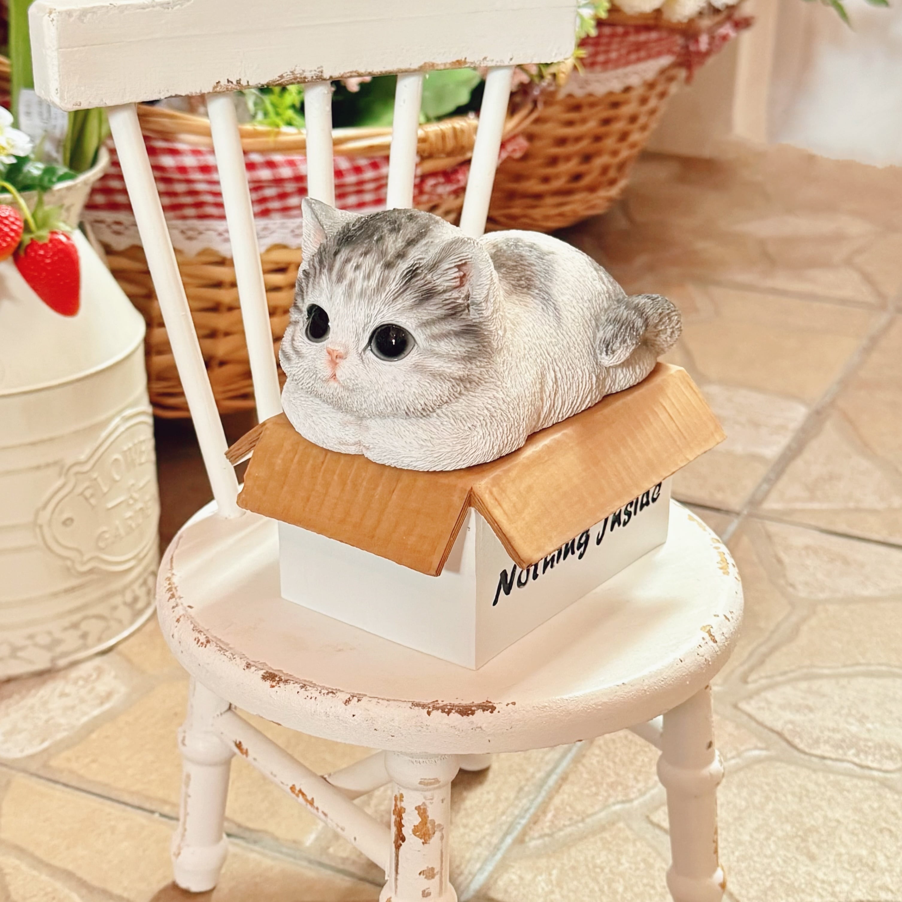 ダンボール箱に座る猫 サバ白 香箱座り 置物 オブジェ | pear cat 村の