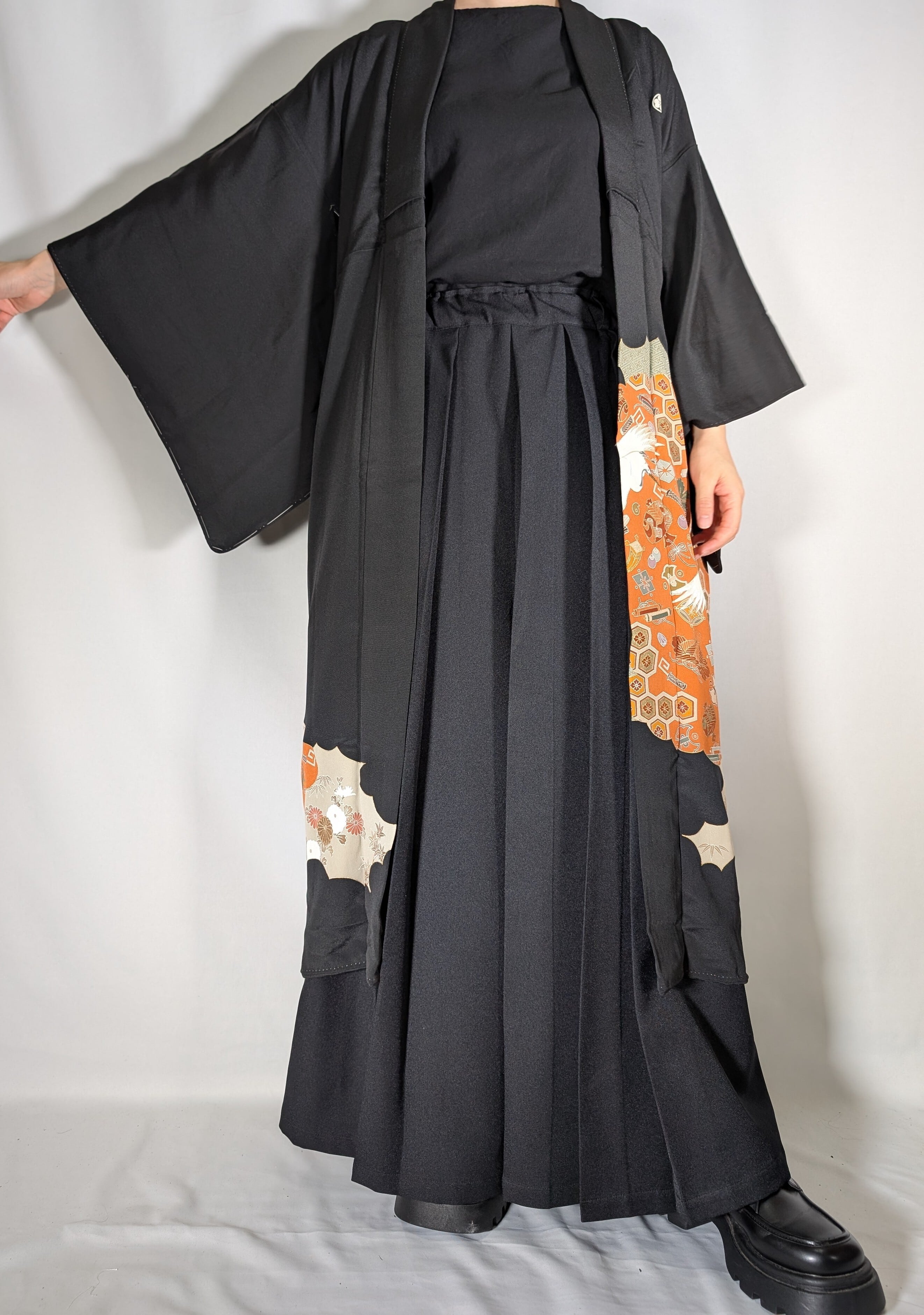 14481】 着物リメイク 黒留袖 オレンジ 鶴 宝尽くし模様 菊 松 ロング