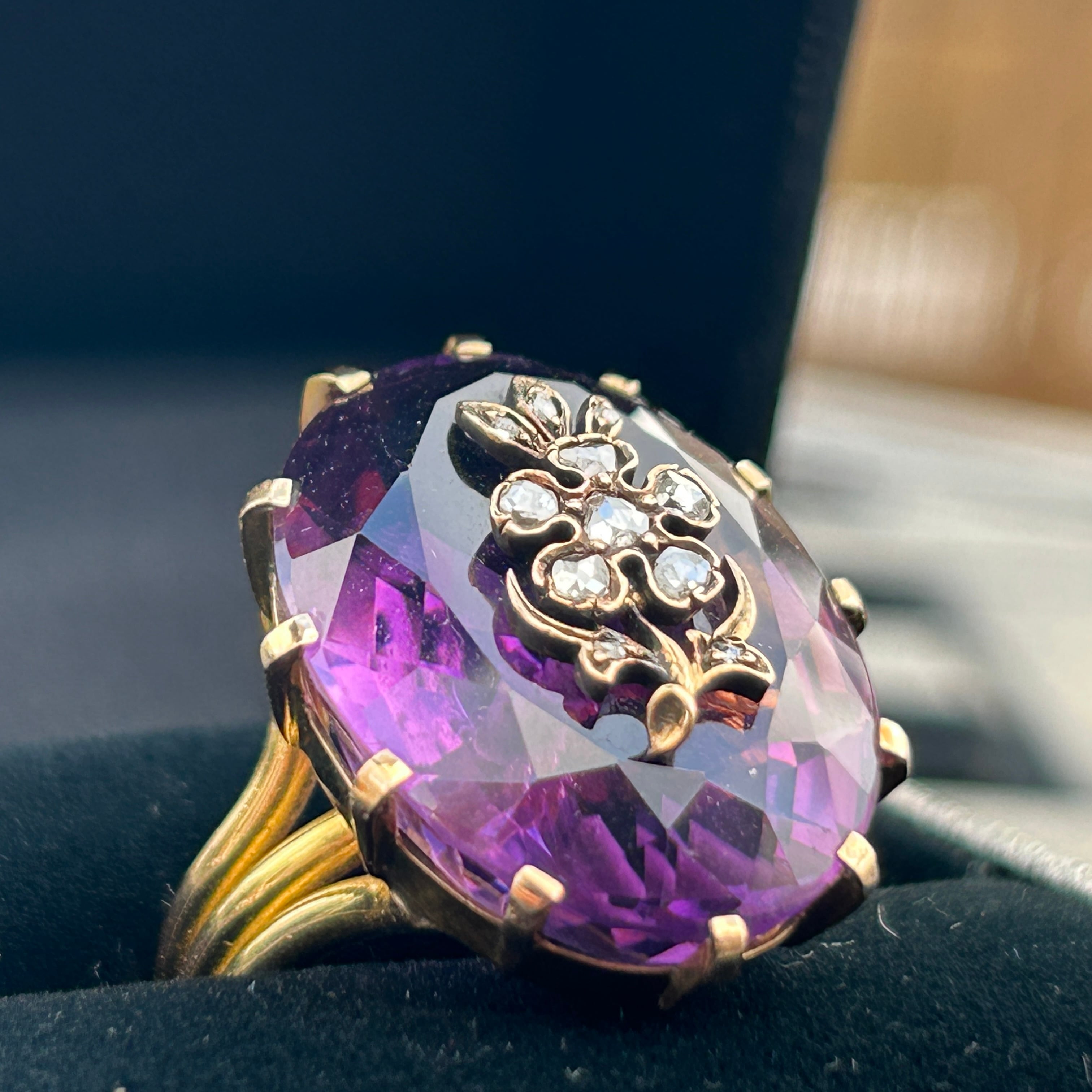 欧州アンティーク　K15 大きなサイベリアンアメジスト小花添えのリング
