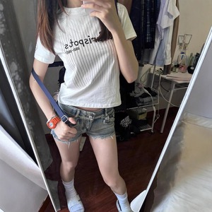 ショート丈 ロゴ 半袖 Tシャツ レディース トップス カットソー プルオーバー インナー ショート 半袖 ラウンドネック 襟なし へそ出し 綿 コットン かわいい 大人可愛い カジュアル おしゃれ かっこいい こなれ感 ボーイッシュ スポーティー 個性的 存在感 ストライプ プリント ロゴ 英字 春 夏 秋 冬 ママ 通勤 学生 学校 通学 デート お出かけ 旅行 公園 女子会 休日 ショッピング カフェ 重ね着 普段使い 着回し レイヤード S M L XL 白 ホワイト グレー