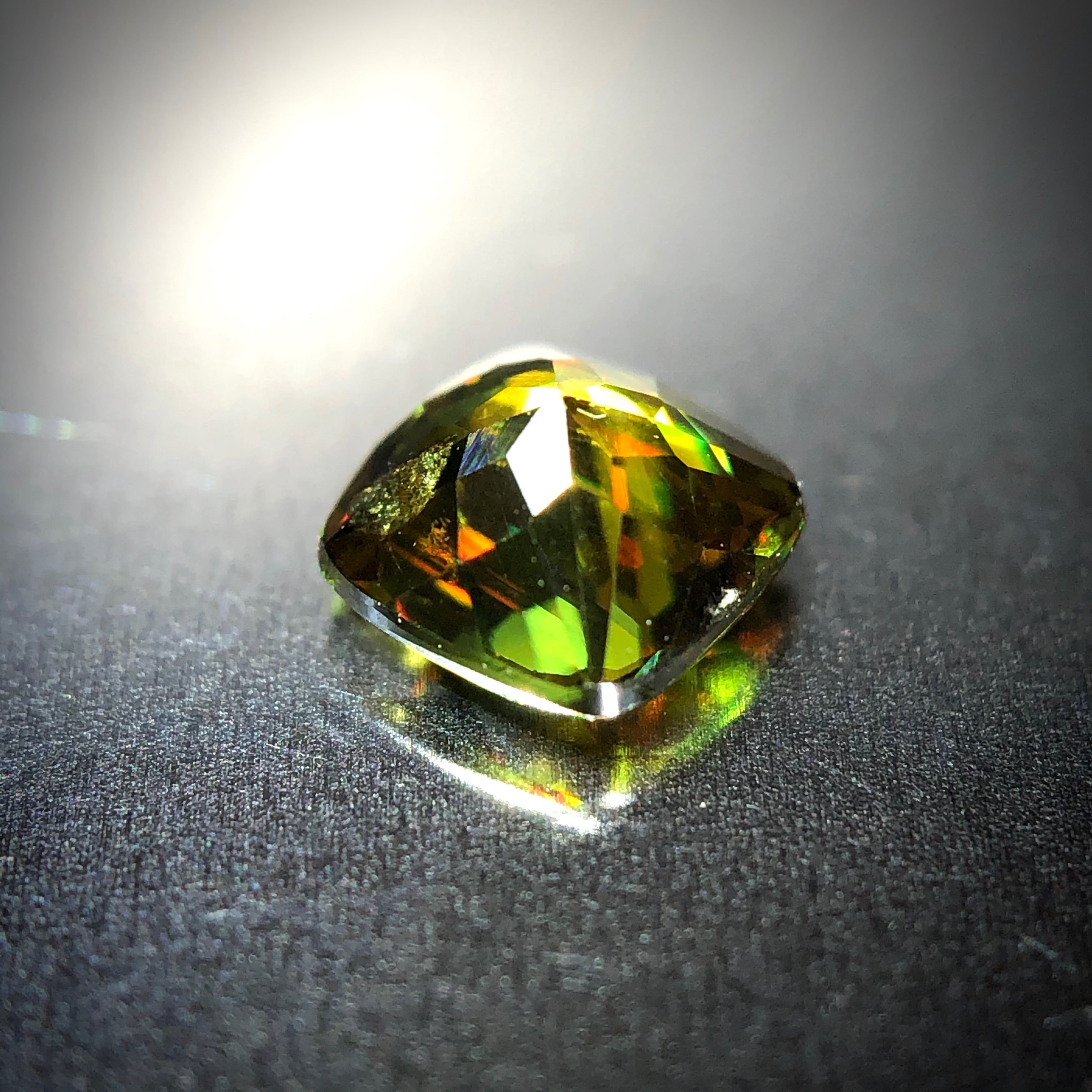 鮮やかなグリーンイエローとファイアの煌めき 0.48ct 天然 スフェーン