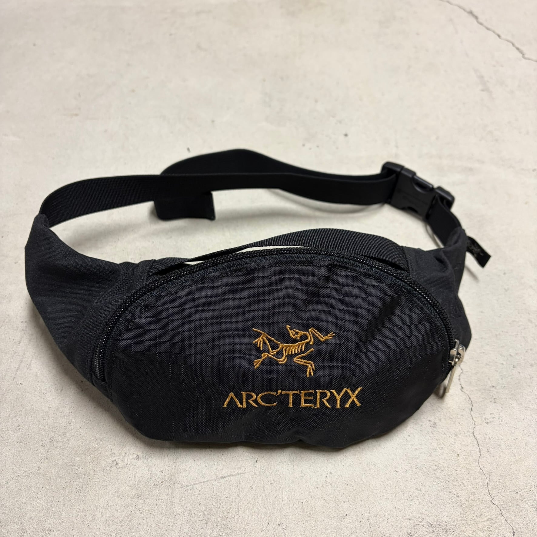 【値下げ】BEAMS ARC'TERYX別注URBAN FANNYボディバッグ ARC' TERYX × BEAMS URBAN FANNY 40TH | safarionline