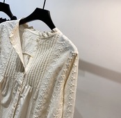 刺繍入りラウンドネックシャツ