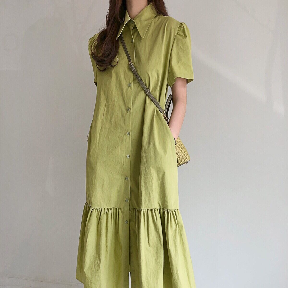 ワンピース レディース シャツワンピース 半袖 ロング ロング丈 裾フリル かわいい 大人可愛い カジュアル おしゃれ お洒落 かっこいい こなれ感 ラフ 主役級 存在感 ストリート 無地 春 夏 10代 20代 30代 学生 通学 デート お出かけ 女子会 休日 着回し 普段使い 重ね着 韓国 韓国系 送料無料 ファッション コーデ スタイル 体型カバー トレンド 流行 インスタ映え ゆったり ゆる フリーサイズ グリーン