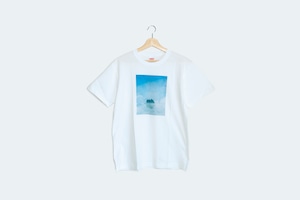 湖に浮かぶ、月と森を描いた、Tシャツ