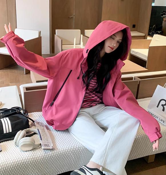 ピンク色 フード付きジャケットとパウダーガード付きパンツセット