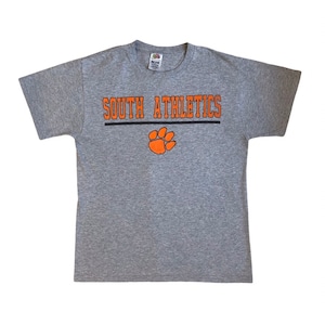 "SOUTH ATHLETICS" print T-shirts