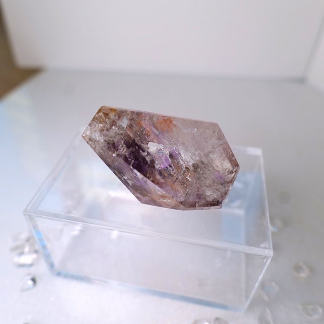 【虹色の輝きと幾重もの鉱物が織りなす、神秘の世界を宿す希少水晶】ELOクォーツ（ドリームコートレムリアンシードクリスタル）2A　ポリッシュポイント90　G20_2