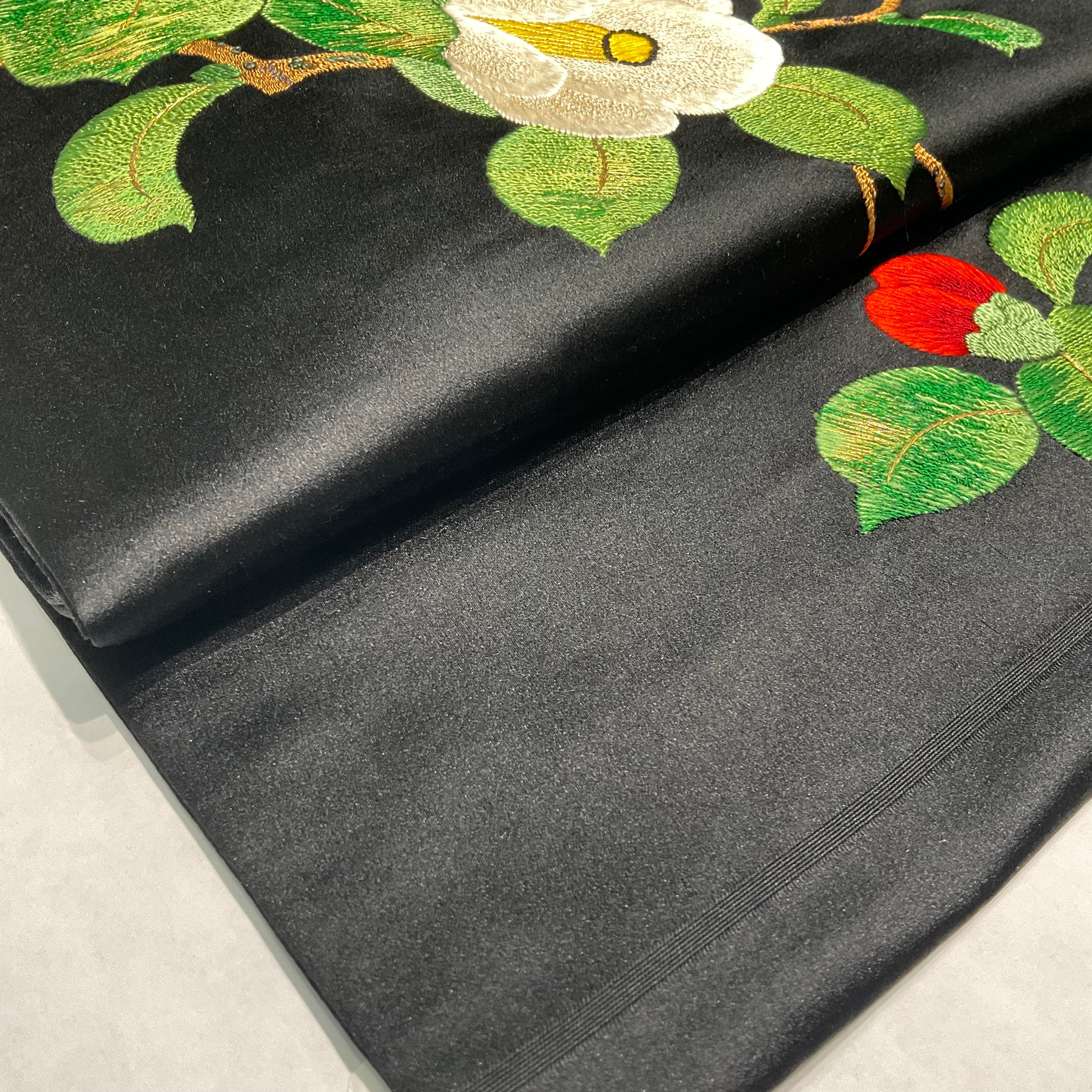 椿の祝意*刺繍 花 黒繻子 アンティーク名古屋帯 A454 | kimono 椿の祝意*刺繍 花 黒繻子 アンティーク名古屋帯 A454 | kimono