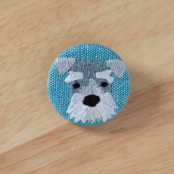 刺繍くるみブローチ(青)シュナウザー