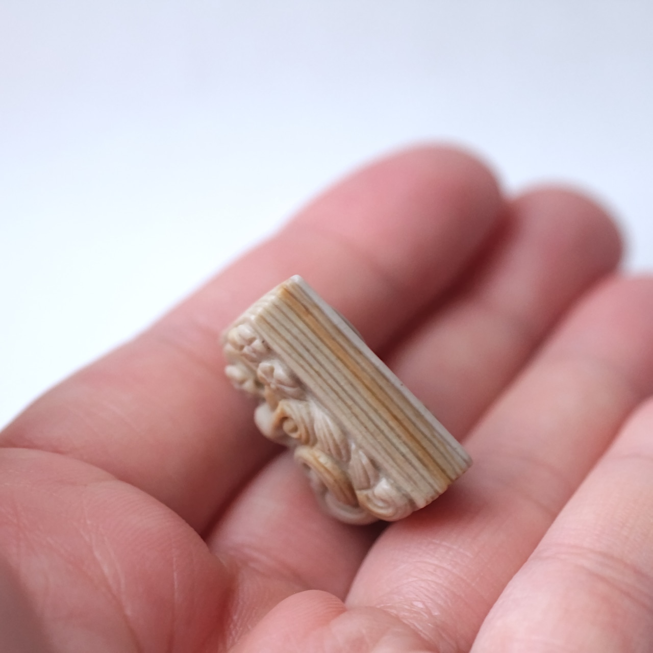 アラシャン瑪瑙 九尾彫刻 - 古書モチーフ 知恵 変化 天然石 パーツ I1003