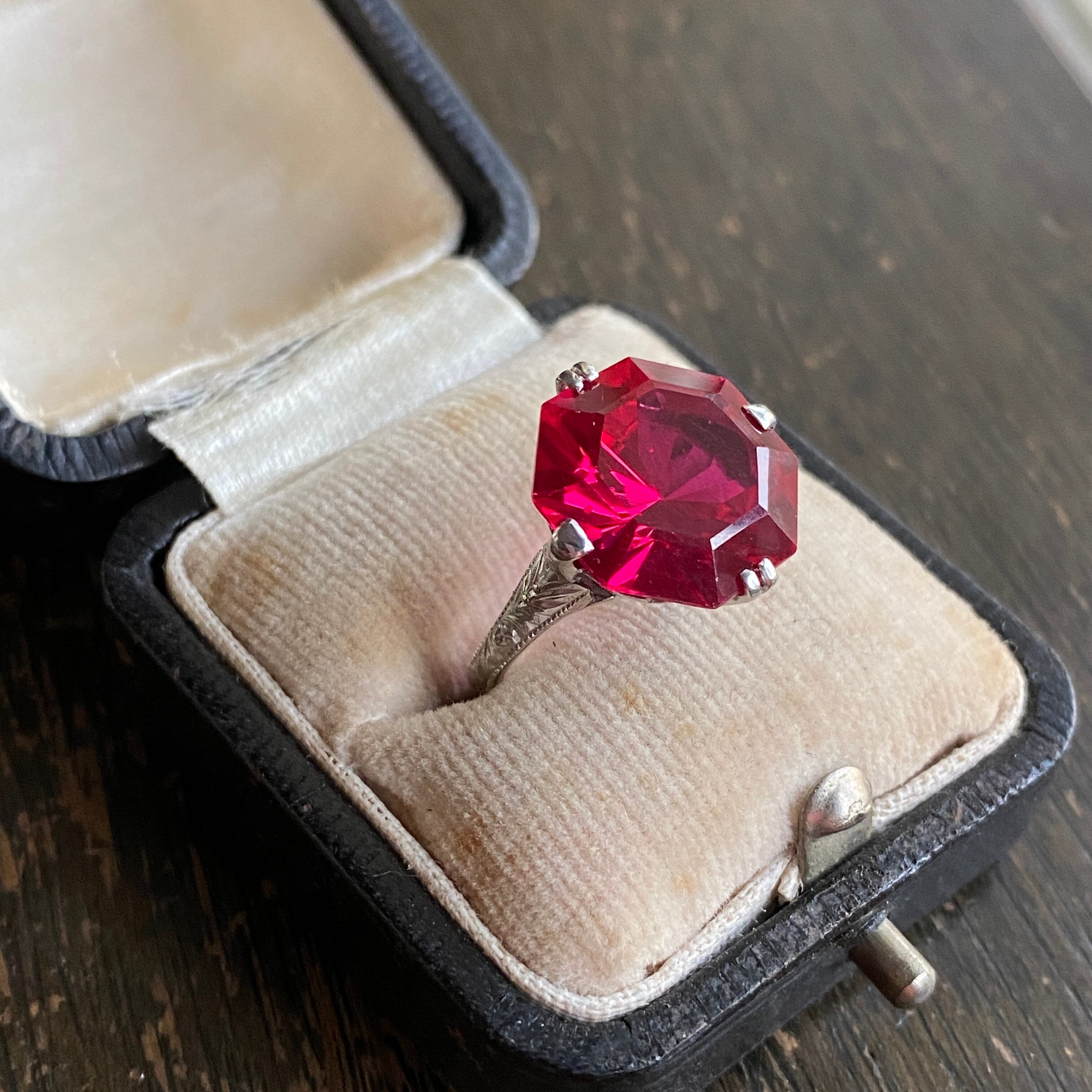 ヴィンテージ　合成ルビー八角カット和彫りのリング