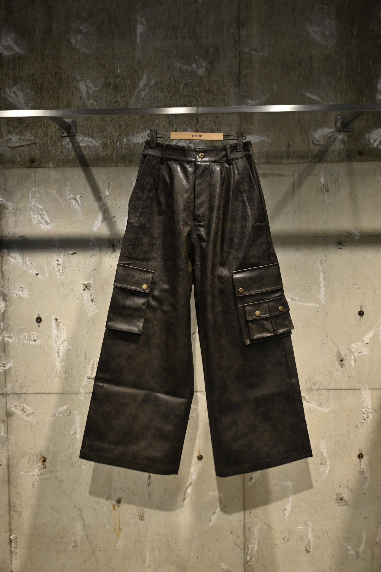 【26AW | MEN】Feng Chen Wang フェンチェンワン / パンツ / Brown Distressed Faux Long Leather Trousers with Utility Pockets FUF22TR34 - 2