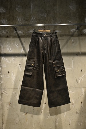 【26AW | MEN】Feng Chen Wang フェンチェンワン / パンツ / Brown Distressed Faux Long Leather Trousers with Utility Pockets FUF22TR34