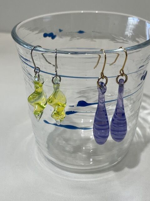 京都・佳耀工房|ボロシリケイトガラスのピアス「クリア・ホワイト&パープル・グリーンイエロー」(送料無料)タイプA 夏にぴったり ガラスアクセサリー