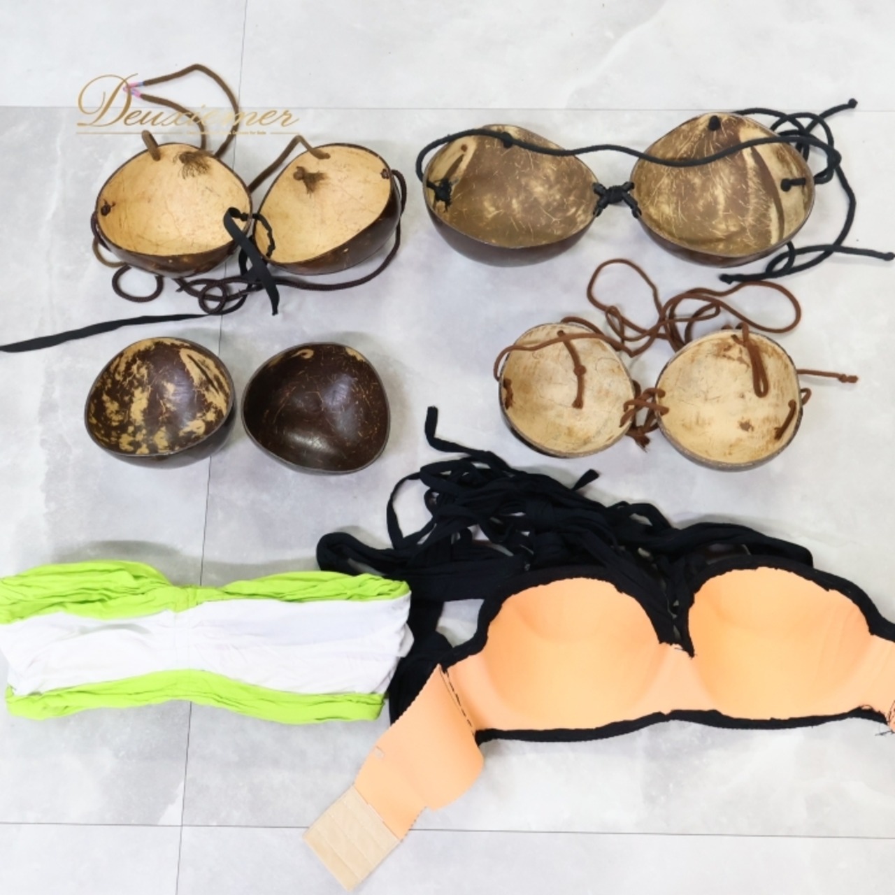 タヒチアンダンス 衣装 まとめ売り 50点以上 セット ココブラ パレオ カラアウ トップス ヒップベルト ヘアクリップ ヘアアクセサリー ネックレス ククイ シェルレイ 羽根  茶 赤 青 黄 羽織り 花柄 魚柄 楽器 小物 ブルー系 レッド系 フラダンス