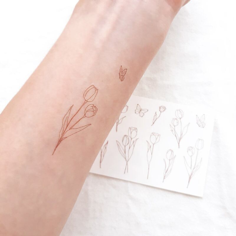 かわいらしく咲くチューリップのブラウン色の線画のタトゥーシール Acubi Drops