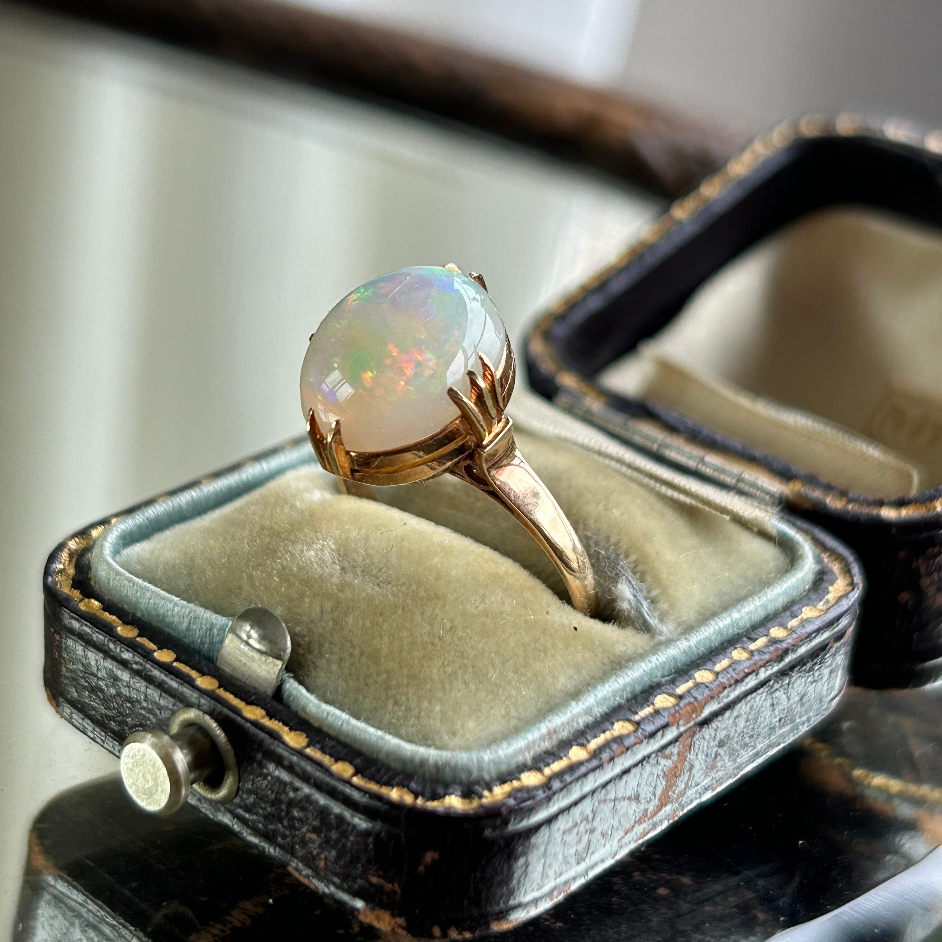 ヴィンテージ　K18　千本すかし端正なホワイトオパールのリング