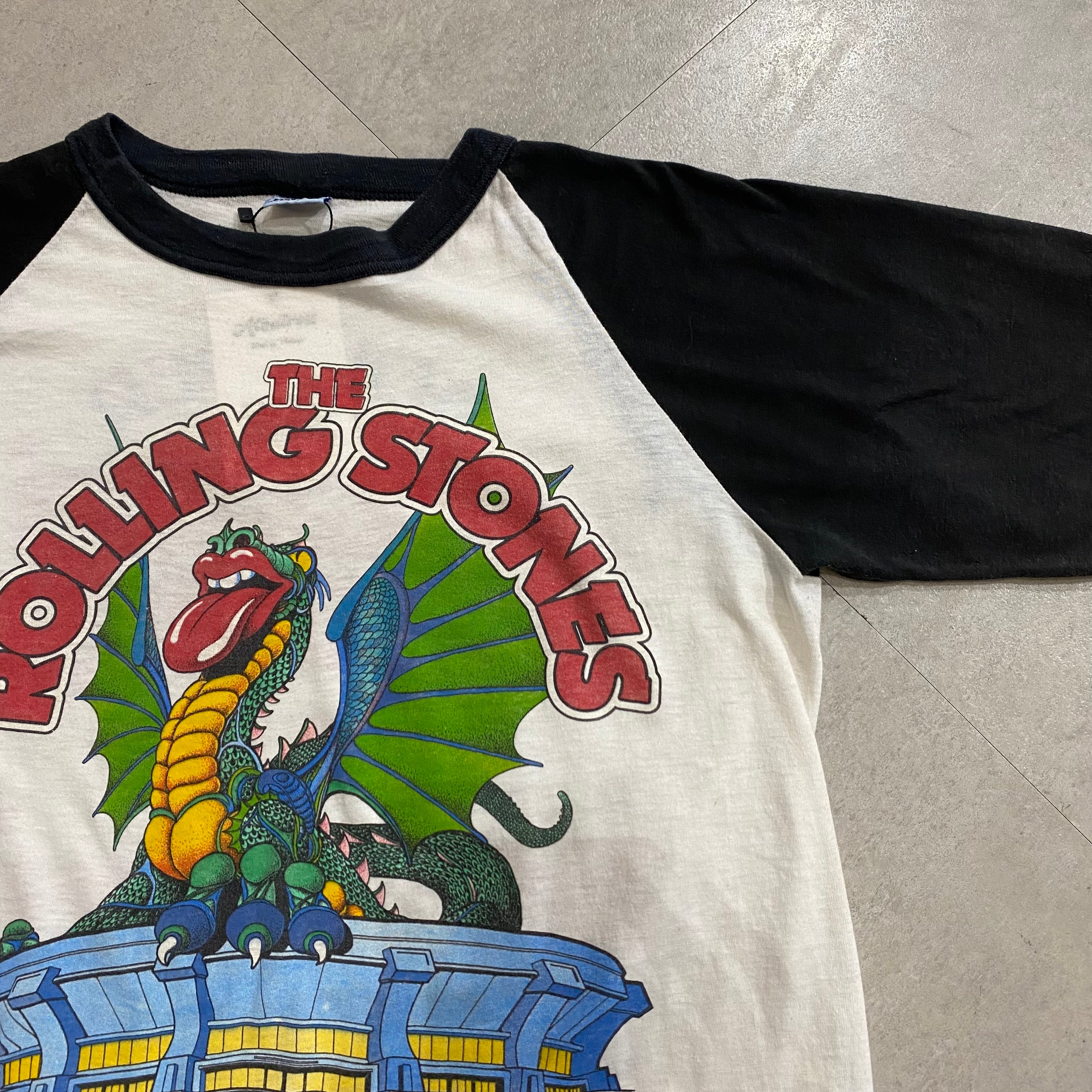 80年代 USA製 size:L【 THE ROLLING STONES 】ローリングストーンズ ドラゴンタン バンドTシャツ バンT 両面プリント  ラグランスリーブ 白 黒 古着 古着屋 高円寺 ビンテージ