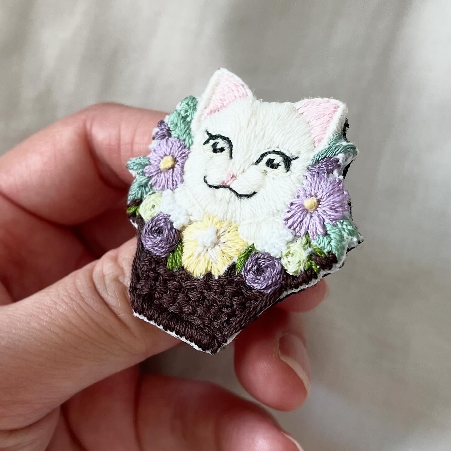 花籠に入った猫ちゃん手刺繍ブローチ【PL】 | KARENTO.K