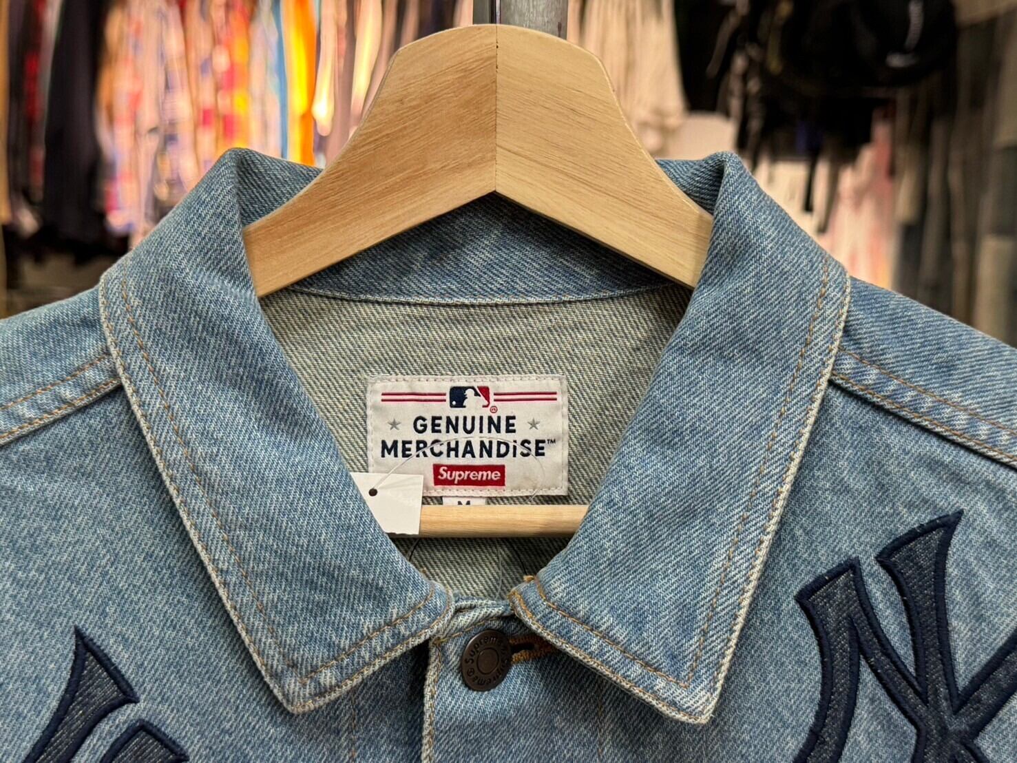 Supreme Yankees Denim Trucker Jacket MLB × New York Yankees Supreme Yankees Denim Trucker Jacket MLB × New York Yankees