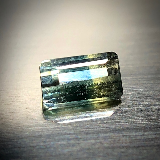 溶け合うイエローとグリーン 0.19ct 希少石 天然 バイカラーサファイア