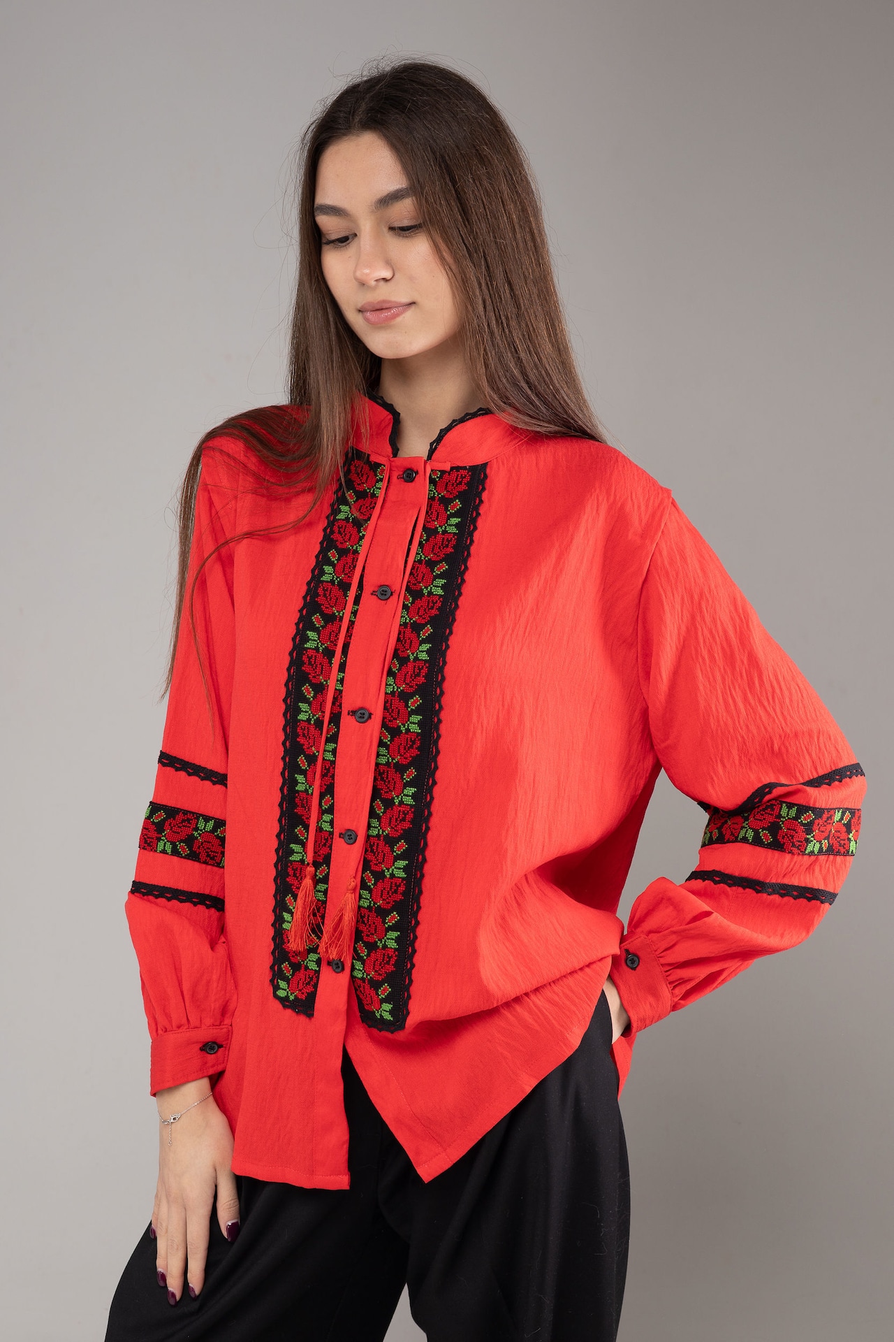 ウクライナ刺繍ヴィシヴァンカ　バルーン袖　手刺繍　麻　レディース・フリーサイズ - 1