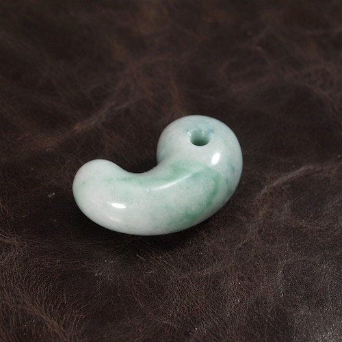 糸魚川翡翠 翠雲 まがたま 勾玉  20.2g Green marble Jadeite Magatama