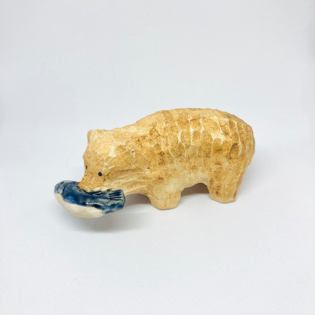 木彫り風熊（魚）の置き物 / すずきたまみ / 陶芸作品