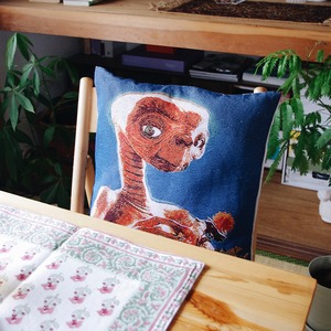 E.T. Cushion cover Holding a flowerpot