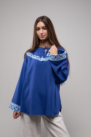 ウクライナ刺繍ヴィシヴァンカ クロスステッチ　手刺繍　ブラウス　麻　レディース・フリーサイズ