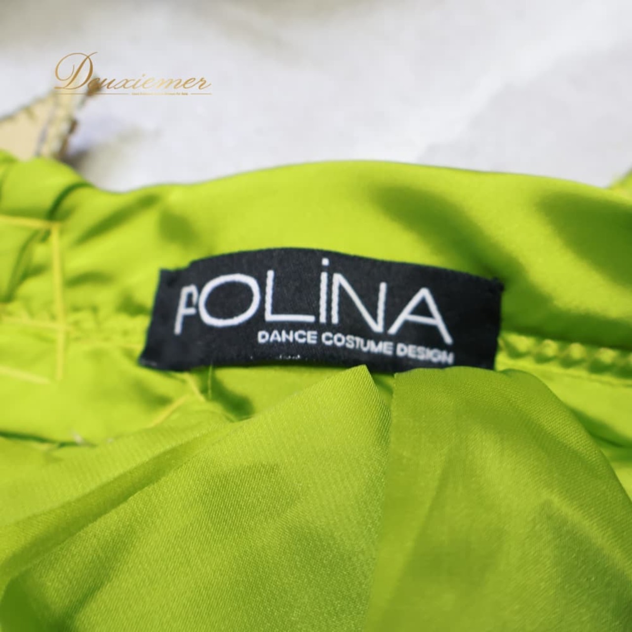 ベリーダンス 衣装 POLINA ポリーナ ツーピース セットアップ 上下セット オリエンタル グリーン系 トップス スカート 光沢 緑 ラインストーン キラキラ 上品 高級感 かわいい ダンス衣装 イベント ステージ スリット 装飾